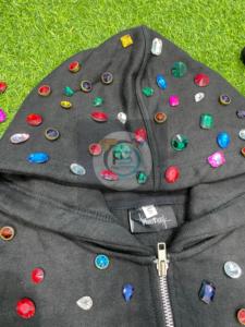 Sweat à capuche zippé de luxe avec strass, logo personnalisé, coupe oversize, en molleton épais, style streetwear unisexe avec cristaux brillants - Product Image 5