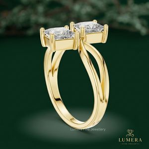 Anillo de compromiso de oro amarillo con diamante talla princesa y banda cruzada Toi Et Moi para mujer, anillo de propuesta con dos diamantes cultivados en laboratorio - Product Image 3