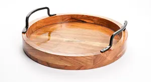 Bandeja redonda de madera para servir comida artesanal natural hecha en India ARTISAN CRAFT con asas de metal hechas a mano y duraderas - Product Image 2