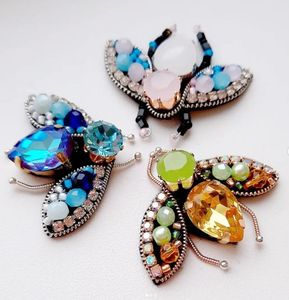 Broche brodée artistique perlée, accessoire de luxe fait main avec embellissements délicats en perles, broderie élégante inspirée de la nature - Product Image 1
