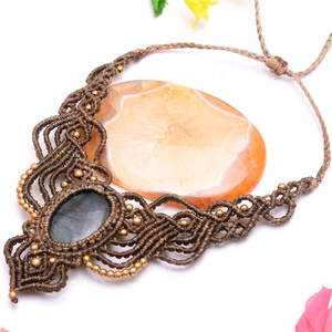 Collier macramé classique fait main en jade avec chaînes marron, collier statement avec perles, bijou ajustable en pierre de guérison - Product Image 2