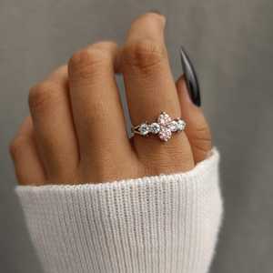 Anillo de Compromiso con Diamantes Rosados de Corte Redondo, 0.21CT Cada Uno, Cultivados en Laboratorio, Oro Blanco de 14K, Regalo de Lujo para Novias - Product Image 4