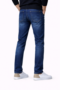 Jean slim bleu foncé pour homme en denim extensible de coton, taille mi-haute, jambe fuselée, finition délavée douce - Product Image 3