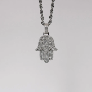 Pendentif main Hamsa serti de moissanite taille brillant rond, très tendance – Bijoux hip-hop en moissanite pour hommes et femmes - Product Image 1