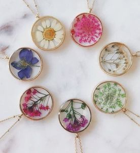 Collar de Resina Floral Hecho a Mano, Collar Artístico con Flores Naturales, Collar con Dije Floral de Resina - Product Image 1