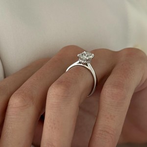 Anillo de compromiso con halo oculto de diamante ovalado de 2 quilates cultivado en laboratorio, anillo de compromiso cónico con catedral de alto perfil, certificado IGI - Product Image 4