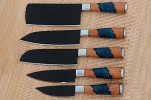 Ensemble de couteaux de chef faits main en acier carbone, 5 pièces, avec manches en résine ambidextres et couche d'acier Damas, étui en cuir inclus - Product Image 2