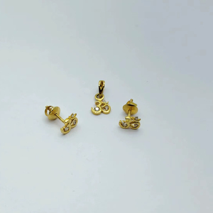 Ensemble de boucles d'oreilles et pendentif en or 22 carats avec motif Om, bijoux spirituels de créateur pour femmes, à porter au quotidien et pour les occasions religieuses - Product Image 1