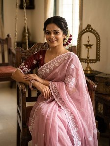 Sari en soie Candy Crush avec broderie et bordure festonnée, et chemisier contrastant – Tenue de soirée tendance, vêtements indiens - Product Image 5