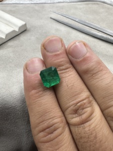 Émeraude zambienne naturelle vert vif 5,59 carats, taille carrée, pierre précieuse verte non montée pour la création de bijoux - Product Image 5