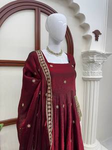 Conjunto Indio-Pakistaní de Terciopelo Borgoña, Traje Anarkali Bordado con Dupatta y Borde Floral, para Bodas y Festivales - Product Image 6