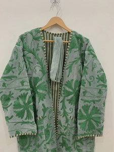 เสื้อคลุมกิโมโนสีเขียวเซจ งานฝีมือสไตล์ซูซานี ผ้ากำมะหยี่ยาว ตกแต่งด้วยลายปักดอกไม้สไตล์โบฮีเมียนสำหรับผู้หญิง - Product Image 6