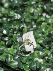 Anillo de Compromiso con Diamante Amarillo de Laboratorio en Forma de Corazón de 1.57 Ct, Banda Trenzada de Oro de 14K, Joyería Fina Personalizada - Product Image 3