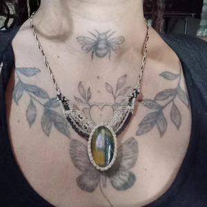 Collier de broderie perlée colorée Bijoux faits à la main uniques pour des looks sophistiqués et des déclarations de mode à la mode - Product Image 1