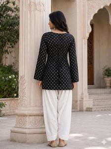 Kurti Exclusivo de Algodón Negro Estampado con Pantalones Patiala Blancos, Ropa Casual Tradicional India, Kurtis hasta el Tobillo con Encaje Kodi - Product Image 2