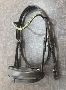 Bridon en cuir pour cheval avec frontale verte ornée de diamants et sangle de nez à boucle FHS BRA003, sac à fermeture éclair en polyéthylène - Product Image 1