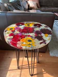 Table d'appoint en résine TIMELESS CRAFT, motif rose et tournesol pressés, écologique, peinte à la main – Couleur et taille personnalisables - Product Image 3