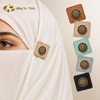Étiquette en cuir cousue sur mesure avec logo de marque, design à points carrés, pour vêtements Abaya, fabriquée par Jinyi OEM ODM Leather Patch Factory