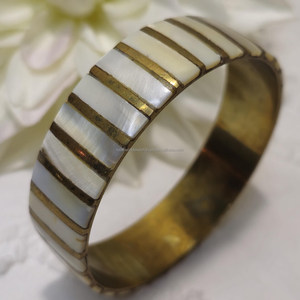 กำไลข้อมือฝังเปลือกหอยเป๋าฮื้อ ประดับทองเหลืองและมุกเปลือกหอยทะเล เครื่องประดับวินเทจ ทำด้วยมือโดย FWE - Product Image 5