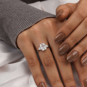 Bague de fiançailles Moissanite à trois pierres Radiant et Triangle Cut Double Griffe Prong Set Or jaune (14K et 18K) pour les mariages - Product Image 3