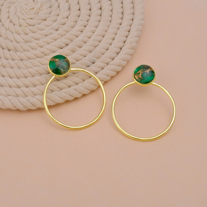 Boucles d'oreilles créoles vertes Mohave en laiton plaqué or 18 carats, faites à la main avec pierres précieuses naturelles, cadeau d'anniversaire pour femme - Product Image 3