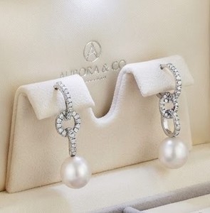 Magnifiques boucles d'oreilles en perles éblouissantes avec des perles de 13 mm, serties d'or massif 10K, 14K, 18K et de diamants ronds brillants, poids total des pierres 1,25 carat. - Product Image 6