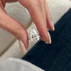 Bague solitaire en or blanc 18 carats avec diamant de laboratoire taille poire, style classique pour femme, pour l'exportation en gros - Product Image 2