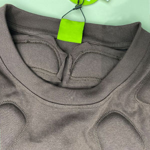 เสื้อยืดผู้ชายไซส์ใหญ่แบบนูนลายปัก สตรีทแวร์ รับผลิตเสื้อผ้า OEM แบรนด์ส่วนตัว - Product Image 6