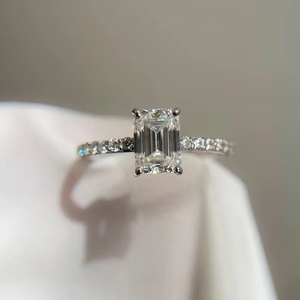 Anillo de compromiso solitario de moissanita, anillo de moissanita cultivada en laboratorio, joyería alternativa de moissanita, regalo para ella - Product Image 1