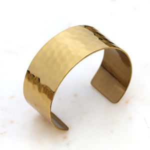 Bracelet manchette en laiton doré martelé fait main - Large bracelet bohème tendance - Bijou minimaliste ajustable, cadeau pour elle - Product Image 4