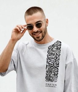 T-shirt blanc à manches courtes pour homme Oneten Apparel, coupe classique, col rond, avec impression de calligraphie arabe noire - Product Image 5