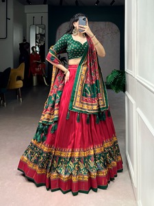 Lehenga et chemisier en soie Tasar imprimés avec motifs emblématiques et paillettes, et dupatta en soie Tasar imprimée et ornée de dentelle Gota Patti. - Product Image 3