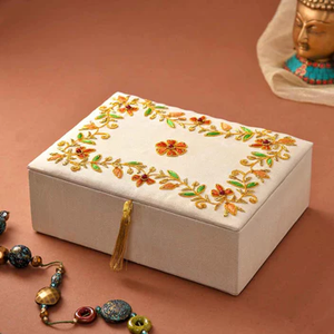Boîte à bijoux de luxe brodée avec perles et tissu, décoration d'intérieur, taille personnalisée par Whimsy Art Craft - Product Image 1