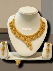 AWAIS HOUSE ชุดสร้อยคอและสร้อยข้อมือทองเหลืองชุบทองประดับเพชรพร้อมสร้อยคอ 6 กรัม - เครื่องประดับงานแต่งงานงานหมั้น - Product Image 5