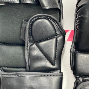 Nouveaux gants de boxe MMA demi-doigts pour l'entraînement, noirs, avec logo personnalisé, paume ouverte, pour arts martiaux. - Product Image 3