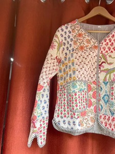 Chaqueta de Mujer Hecha a Mano en India, de Algodón Tejido, Acolchada, Reversible, con Estampado Animal, Manga Tres Cuartos, Cierre de Pullover, Estilo Blazer - Product Image 5