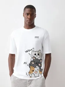 ONETEN APPAREL เสื้อยืดคอกลมแขนสั้นพิมพ์ลายการ์ตูนแมวสีขาวสำหรับผู้ชาย - Product Image 2