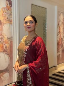Conjunto de Salwar Kameez de Seda Metálica Dorada de Lujo con Bordado Pesado de Zari y Gota, Kurta Recta y Pantalón para Bodas y Fiestas Indias y Pakistaníes - Product Image 2