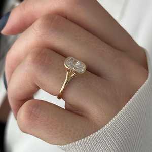 Bague de fiançailles en or 18 carats à double sangle, sertie de diamants de laboratoire en forme de coussin allongé de 2 carats, style Art Déco, certifiée IGI - Product Image 3