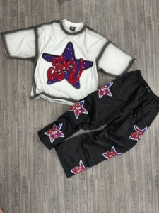 Camisetas y Pantalones Cortavientos Personalizados con Bordado Desgastado y Pedrería, Tallas Americanas, Tejido de Alto Gramaje - Product Image 3
