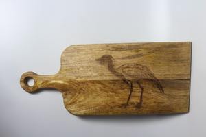 Planche à découper rectangulaire en bois de manguier naturel avec poignée et motif gravé pour la cuisine - Product Image 5