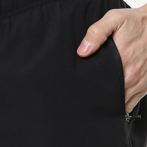 Shorts Bermuda pour homme, couleur noire unie, avec taille élastique et poches, style décontracté, tissu tricoté à séchage rapide - Product Image 5