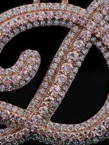 จี้ห้อยคอฮิปฮอปแบบกำหนดเองประดับเพชรโมอิสซาไนต์ VVS เงินแท้ 925 พร้อมใบรับรอง ชุบทองคำขาวและโรสโกลด์สองสี ตัวอักษรประดับเพชรเคลือบโรเดียม - Product Image 3