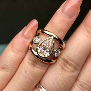 Bague à trois pierres et trois bandes en or massif 10 carats avec diamant rose fantaisie taille poire de 2,01 carats cultivé en laboratoire pour femme – Cadeau de fiançailles raffiné pour elle et moi - Product Image 2