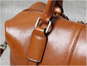 Sac à main Boston en cuir pour femme, de qualité supérieure, vintage, à porter en bandoulière, avec deux poignées supérieures et une sangle réglable, marron - Product Image 2