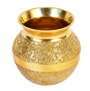 Pot en laiton gravé de motifs floraux pour le culte religieux et les rituels, disponible à prix de gros. - Product Image 1