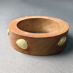 กำไลข้อมือไม้ลายธรรมชาติแบบลึก พร้อมตกแต่งด้วยทองเหลืองรูปหยดน้ำ งานฝีมือแบบดั้งเดิมสไตล์อินเดีย เครื่องประดับไม้ แฟชั่นที่ยั่งยืน - Product Image 4