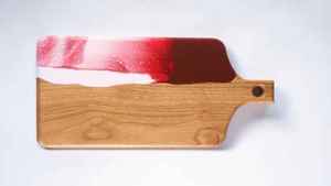 Planche à charcuterie en bois et résine époxy faite à la main avec poignée |   Planche à découper en bois durable et non toxique pour servir le fromage et les apéritifs - Product Image 5