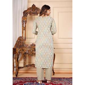 ชุดสلوارผ้าฝ้ายพิมพ์ลายดิจิทัลสีเขียวพาสเทลของ Aarti Fashion สำหรับผู้หญิง พร้อมดีไซน์ตกแต่งคอเสื้อแบบดีไซเนอร์ เสื้อผ้าสไตล์อินเดีย-ปากีสถาน - Product Image 2