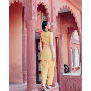 ชุดสูทปาเตียลาผ้าซาตินสีเหลืองมัสตาร์ดสำหรับผู้หญิง - Product Image 3